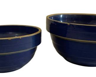 598 - Pr Blue Glazed Stoneware Mixing Bowls (Description): Pair of blue glazed stoneware mixing bowls  with tan rim accents and horizontal ribbed  detailing. The smaller bowl measures 3.5  inches high by 7 inches in diameter and has a  crack. The larger bowl measures 4.5 inches high by 9 inches in diameter.