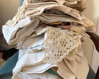 1371 - Lot of Linens (Description): A lot of assorted linens.
