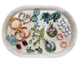 1499 - Group of Costume Earrings on Metal Tray (Description): A collection of costume earrings in various  styles and colors. The group includes hoop  earrings in amber, peach, and white tones,  abalone shell disc earrings, green beaded  drop earrings, coral-colored bead earrings, white milk glass cluster earrings, teal  crystal cluster earrings, red faceted stone  earrings, and enamel flower earrings in blue  and aqua tones. An assorted lot suitable for  everyday wear or costume jewelry collectors.