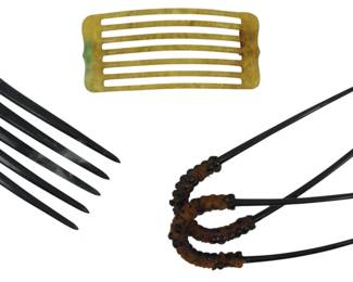 1726 - Assorted Vintage Haircombs (Description): Assorted vintage haircombs in various styles  and materials, suitable for decorative and  functional hair styling use.