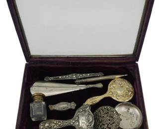 880 - Vintage Case w/ Sterling & Non Sterling Items (Description): Assorted sterling and non-sterling broken  items presented in a display case. The case  measures 1.5 inches high by 9 inches wide by  6.5 inches deep.