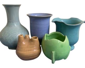 1552 - Nelson McCoy & Other Pottery Vases (Description): 8" Tall Largest