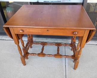 Drop leaf table 