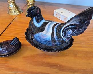 Slag glass hen on nests