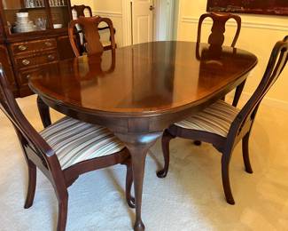 Henredon Queen Anne Dining Table and Four Side Chairs