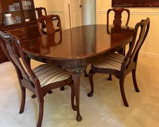 Henredon Queen Anne Dining Table and Four Side Chairs