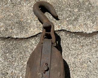 264 antiquewoodenironpulleyblockwithla