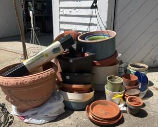 265 largeassortmentofgardenpotsplanters