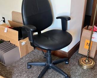 285 staplesblackfauxleatherswiveloffice