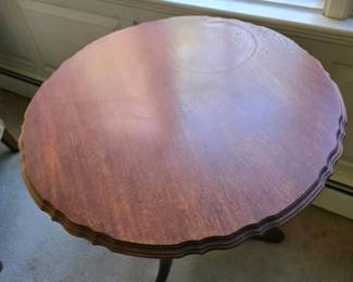 235 roundscallopededgepedestalsidetable