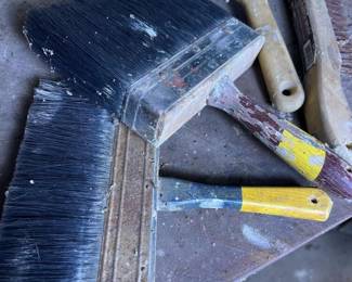 313 assortedlargeutilityandpaintbrushes