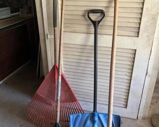 251 assortedgardentoolsleafrakeshrubra