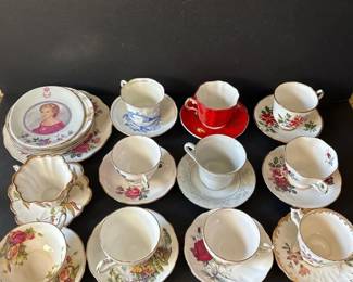 147 mixedlotofteacupssaucersandsmall