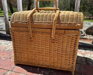 185 wickerpicnicbasketwithhingedlidand