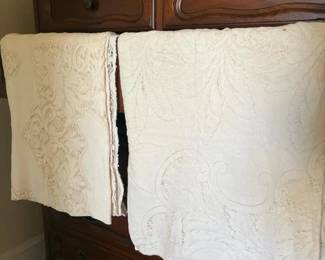 023 pairofvintagelacetablecloths