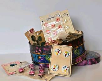 221 vintagetinwithassortedbuttonsmixed