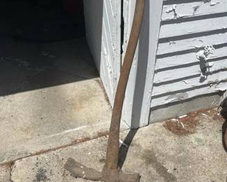 266 pickmattockwithwoodenhandleandstee