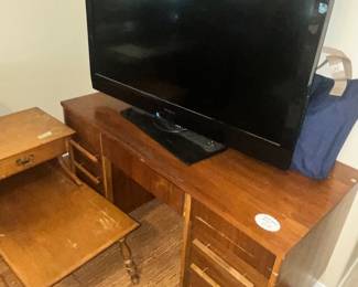 VINTAGE MCM OFFICE DESK & A LARGE INSIGNIA TV