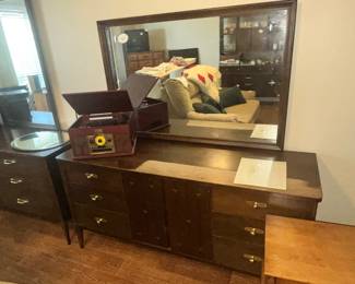 LARGE VINTAGE MCM DRESSER & MIRROR
