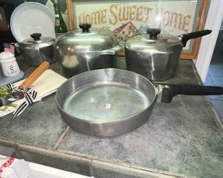 WAGNER WARE "MAGNALITE" SKILLET, DUTCH OVEN & SAUCEPANS