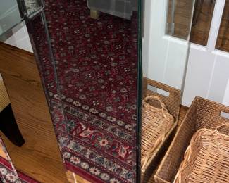 Mirrored pedestal