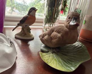 Porcelain bird figurines and cabbage leaf dish