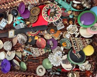 Costume jewelry lot, brooches, pins and watches
