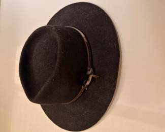Black felt cowboy / western hat
