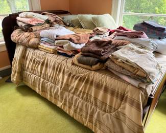 Assorted linens, blankets & bedding