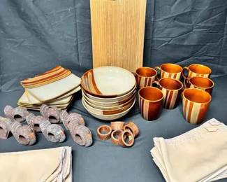 CT543Stoneware Set And Napkin Rings