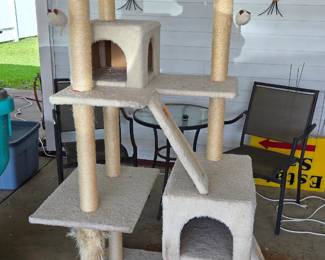 Deluxe cat tree