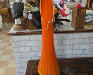 Fabulous L.E. Smith swung vase, bittersweet orange