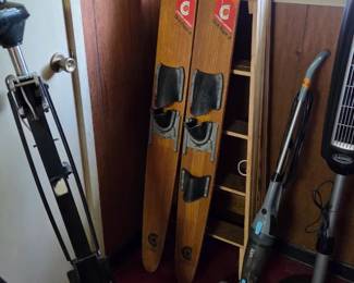 Water skis 