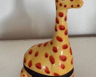 Giraffe Pill Box. 