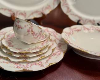 Theodore Haviland NY "Varenne" pattern china. Multiple place settings.