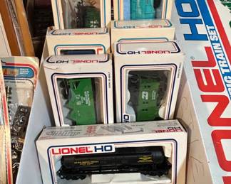 Lionel HO Scale Train Cars and Locomotive Set