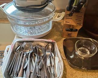 Galloping Gourmet PerfectionAire Convection Oven with Assorted Decorative Pattern Silverware and Zwilling J.A. Henckels Knife Block