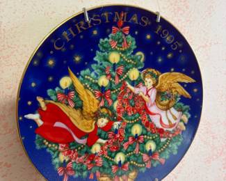 Avon "Trimming the Tree" 1995 Christmas Plate