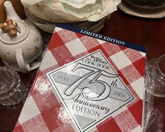 Better Homes and Gardens Cook Book 75th Anniversary Limited Edition (1930-2005)