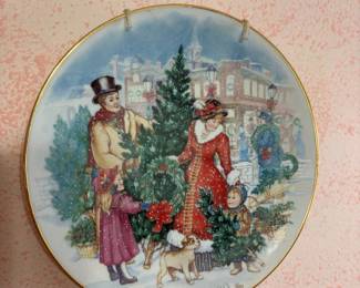 Avon 1990 "Bringing Christmas Home" Collector Plate