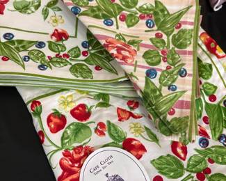 April Cornell Strawberry Basket Cafe Cloth Tablecloth and Napkins Set
