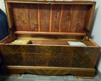 Roos "Sweetheart" Cedar Chest