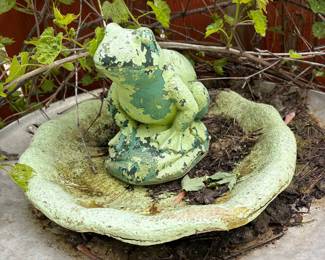Vintage Garden Frog Statue with Bird Bath