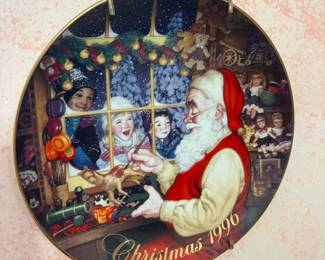 Avon "Santa's Loving Touch" 1996 Christmas Collector Plate