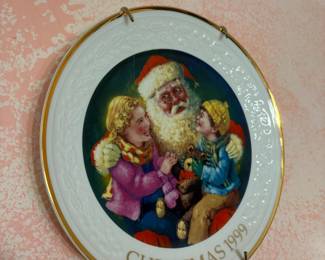 Avon "Santa's Tender Moment" Christmas 1999 Collector's Plate