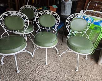Set 0f 4 iron chairs