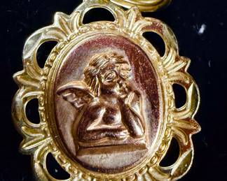 Gold pendant with cherub