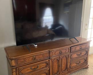 THOMASVILLE DRESSER/ LARGE TV