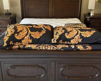 QUEEH DARK WOOD BED