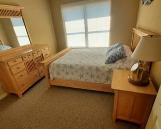 Queen bed set $800.